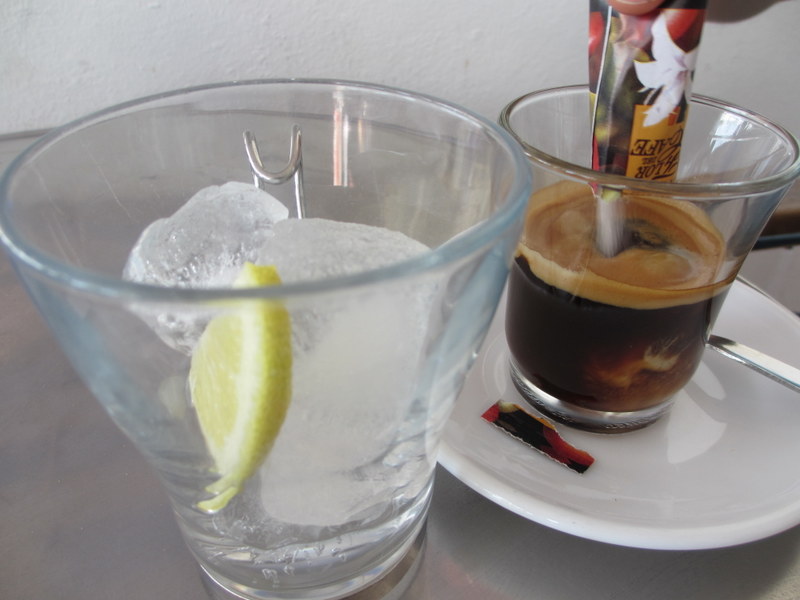 バレンシアのアイスコーヒー。レモン入り！