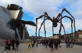 ビルバオ：グッゲンハイム美術館とクモのオブジェ。